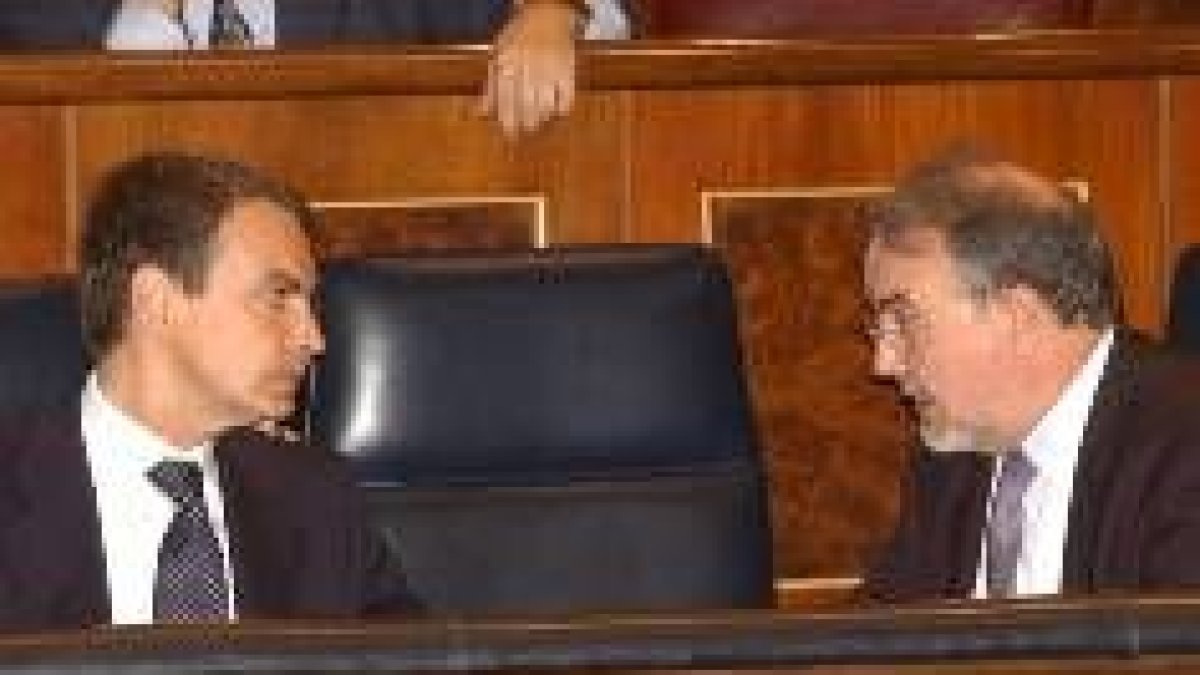 Rodríguez Zapatero conversa con Solbes, ayer durante el Pleno del Congreso de los Diputados