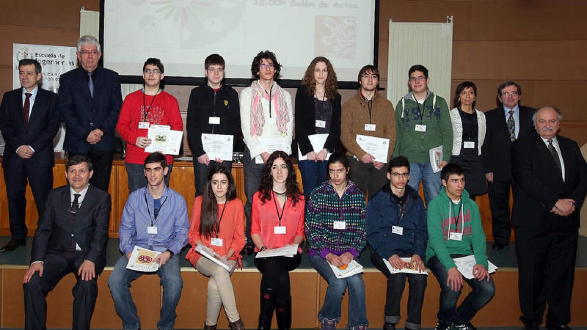 Imagen de familia de los premiados con el rector y otros responsables educativos.