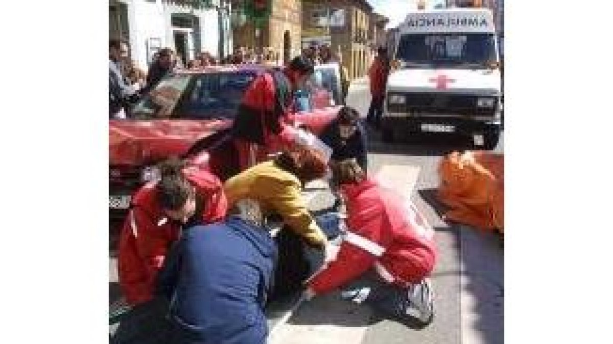 Una ambulancia recoge a un peatón atropellado en una calle de León