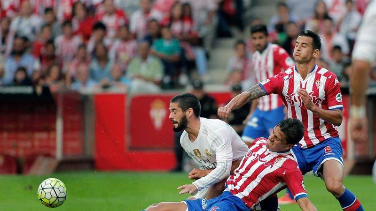 Isco lucha el balón con Bernardo.