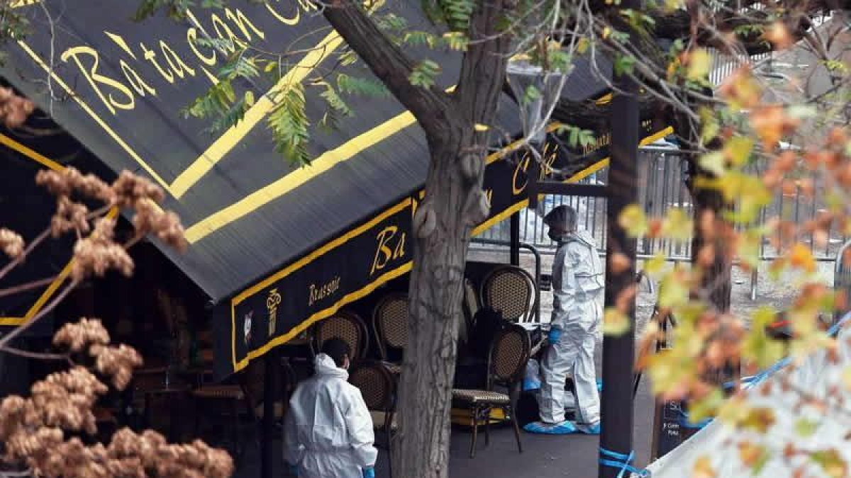 Investigadores trabajan en la famosa sala Bataclan de la capital francesa.