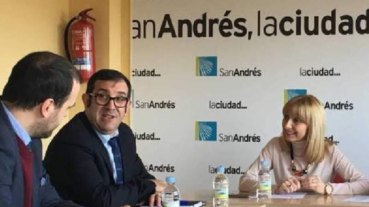 La alcaldesa, María Eugenia Gancedo, con responsables de Alsa. DL