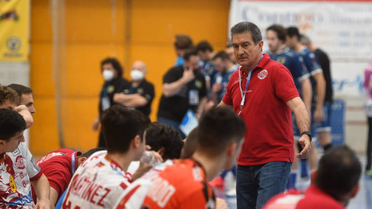 Manolo Cadenas mira al banquillo cabreado, durante el encuentro frente a Cangas. G. SANTOS