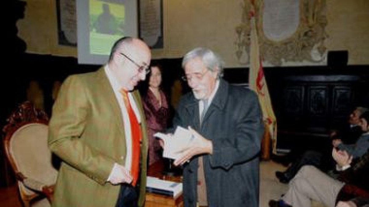 Martín Martínez ojea el ejemplar de la revista que reconoce su labor.