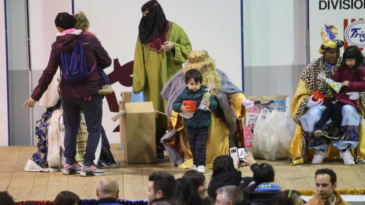 La visita de los Reyes Magos a Camponaraya y sus pueblos es uno de los actos más emotivos para los pequeños.