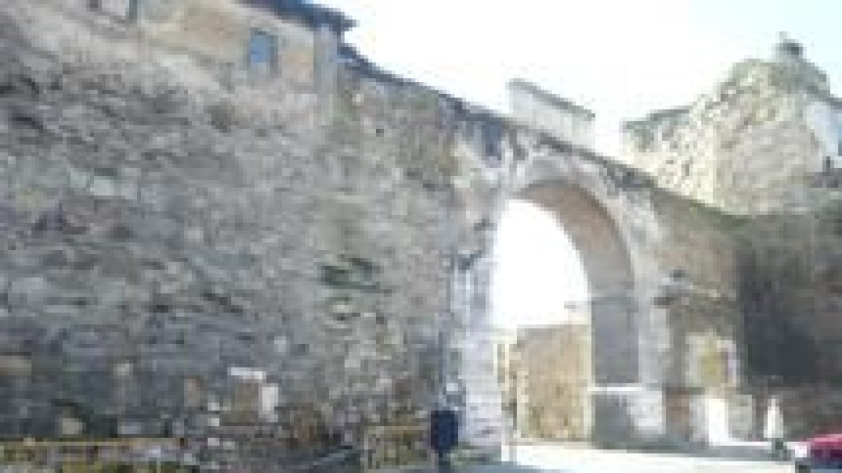 La muralla ha tenido que ser vallada en varias ocasiones por la caída de cascotes