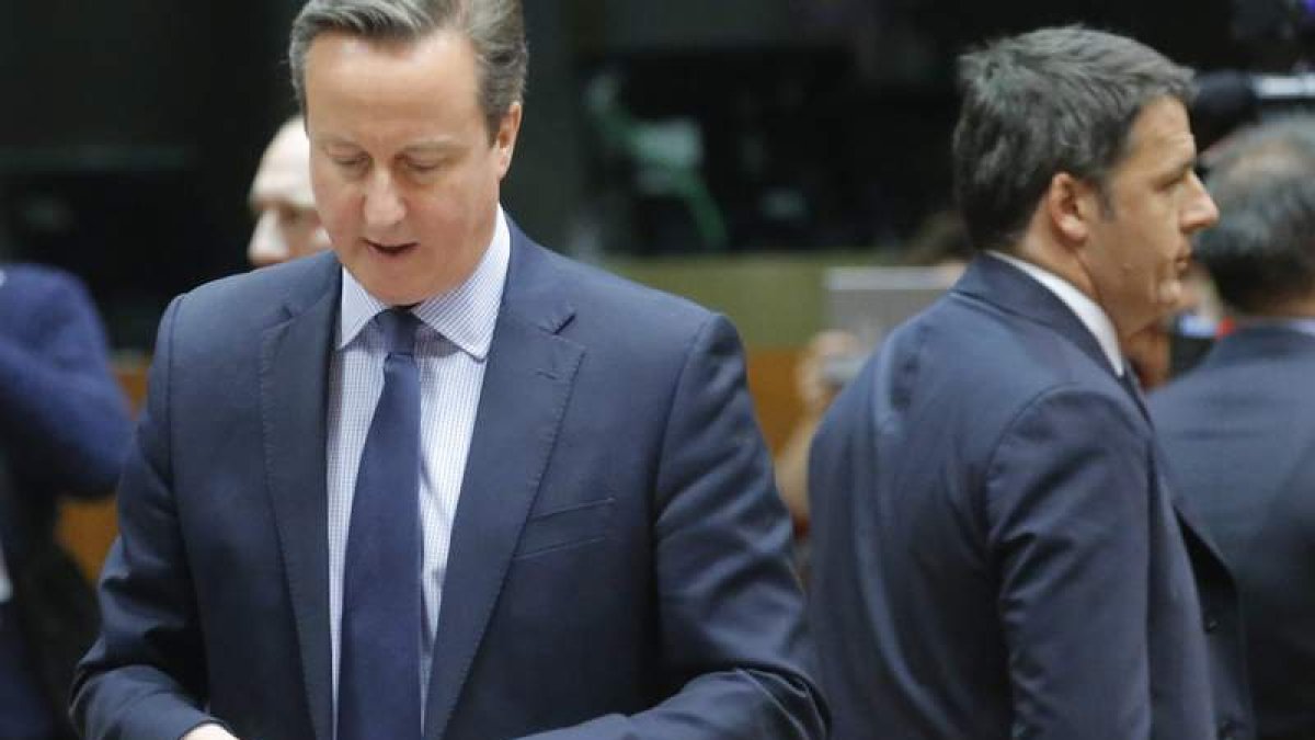 Cameron y su homólogo italiano, Renzi, durante la cumbre de líderes de la UE. OLIVIER HOSLET