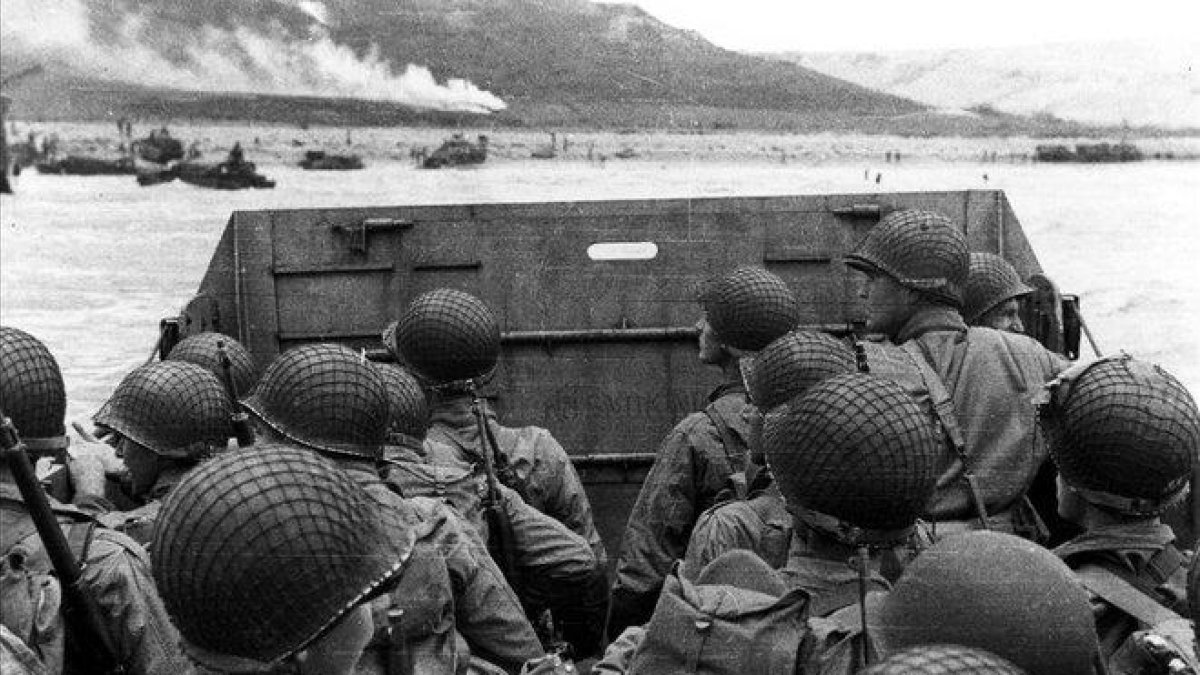 Un grupo de soldados estadounidenses se aproxima a la playa de Omaha, durante el desembarco de Normandía.