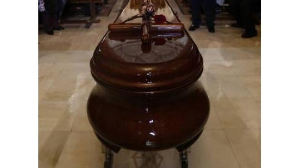 Un ataúd durante un funeral