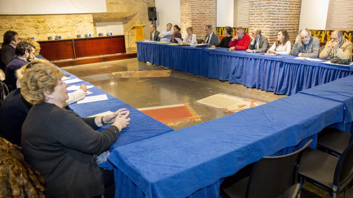 La comisión de seguimiento se reunió ayer en el palacio del Conde Luna. FERNANDO OTERO PERANDONES