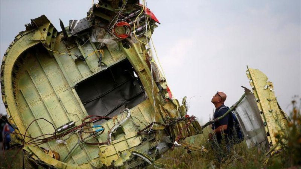 Un investigador inspecciona los restos del avión malasio siniestrado.