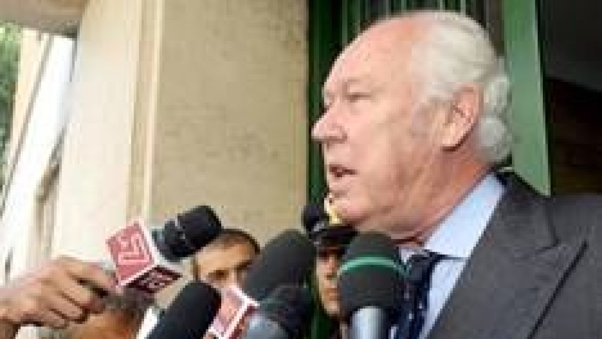 El príncipe Victor Manuel de Saboya hablando con los periodistas