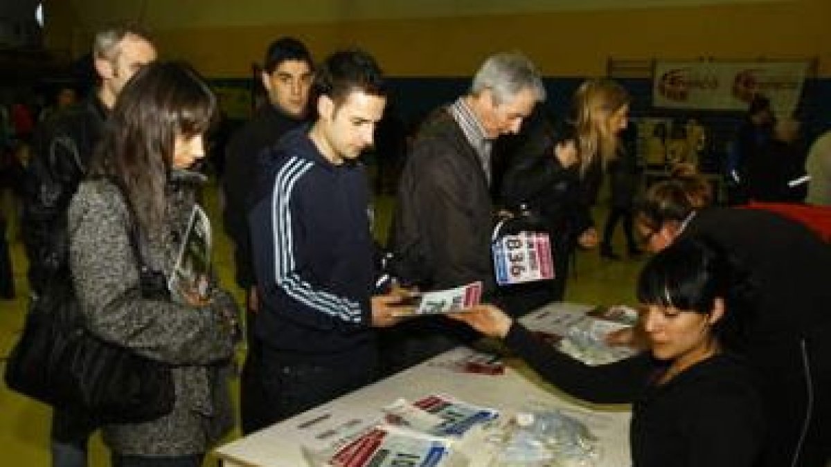 El reparto de dorsales de la media maratón corrió a cargo de la concejala Natalia Picallo.
