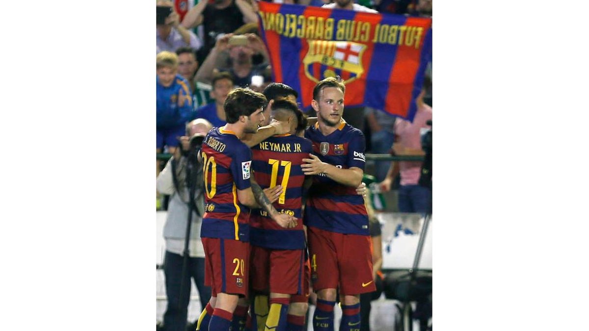 Luis Suárez celebra con sus compañeros el segundo gol del Barcelona frente al Betis. JOSÉ MANUEL VIDAL