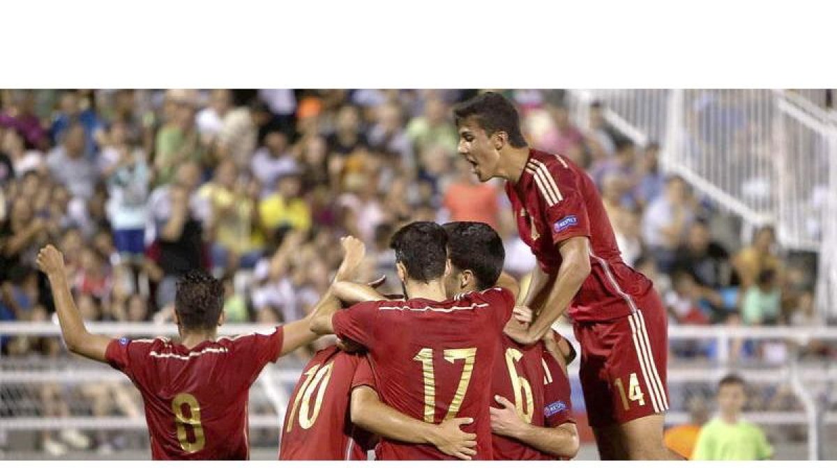 Los jugadores de España celebran uno de los goles durante la final del Europeo sub 19 que disputaron en el estadio municipal de Katerini, Grecia