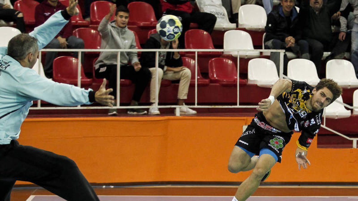 El central brasileño Acacio Marqués seguirá un año más en el Abanca Ademar después de que el club ejecutara la cláusula de renovación.