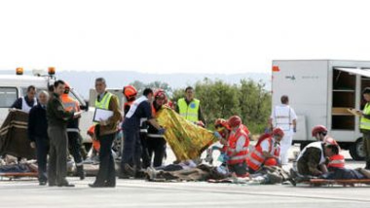 Un momento de la operación simulada de rescate de accidente aéreo en La Virgen del Camino.