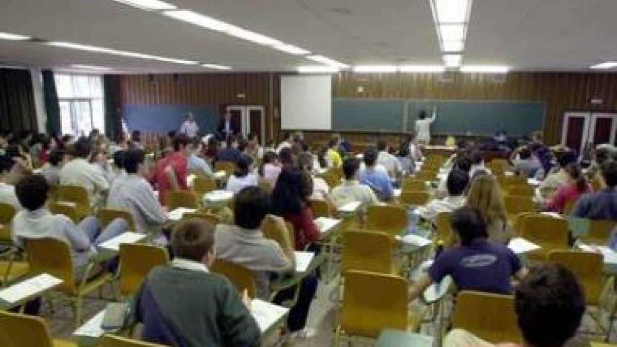 Un grupo de estudiantes en el transcurso de una prueba.