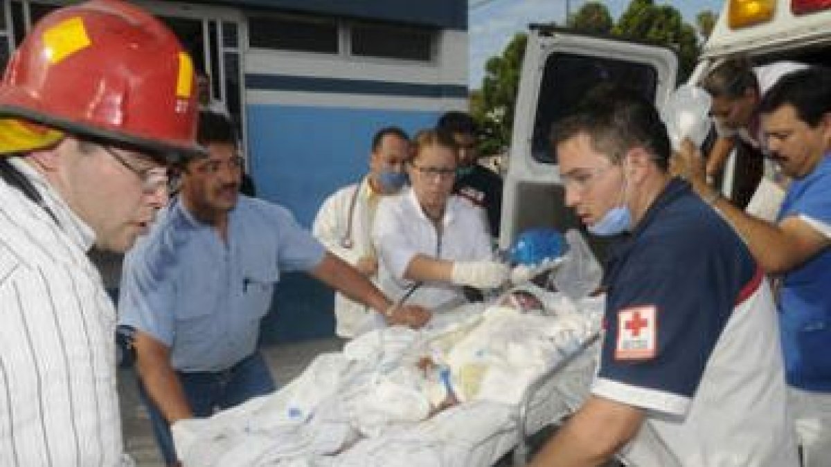Socorristas evacúan a un niño de la guardería.