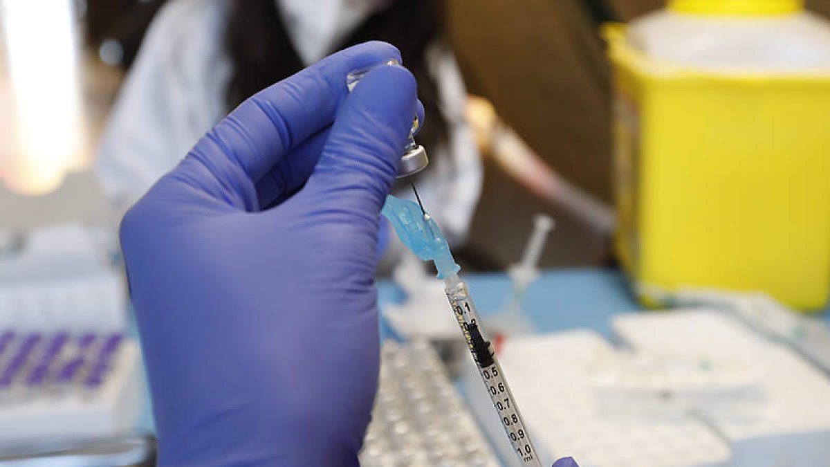 Las autoridades sanitarias animan a ponerse la tercera dosis de la vacuna. MARCIANO PÉREZ
