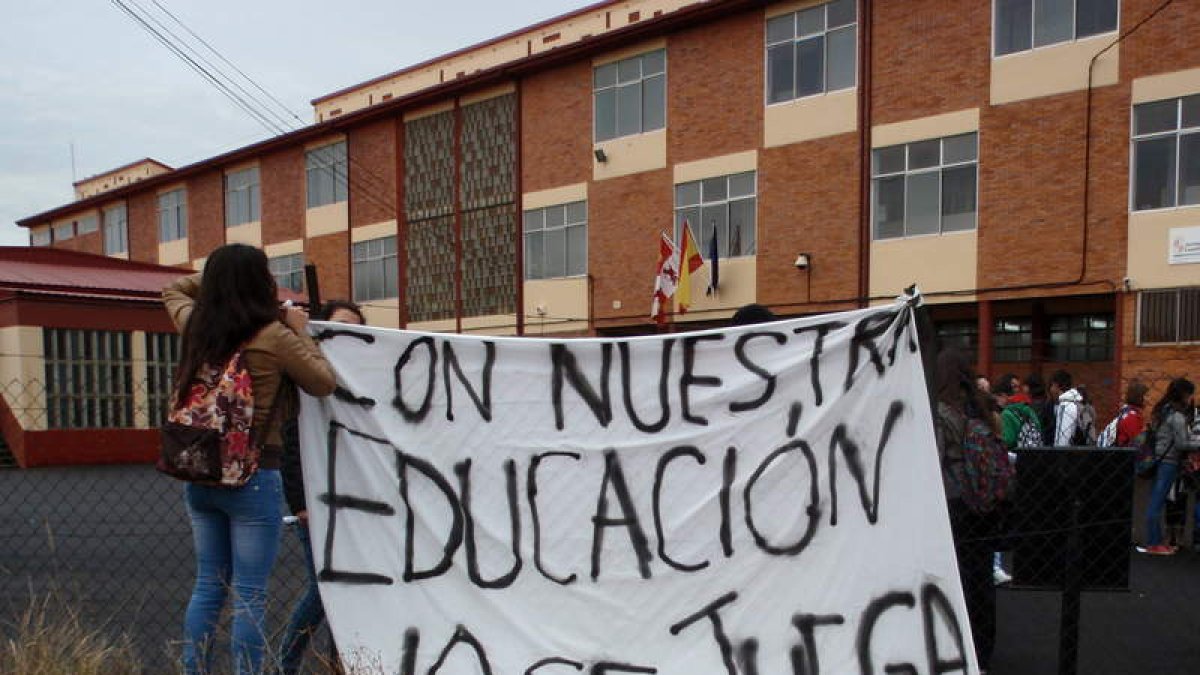 Esta pancarta abandera a los alumnos del Valles de Luna.