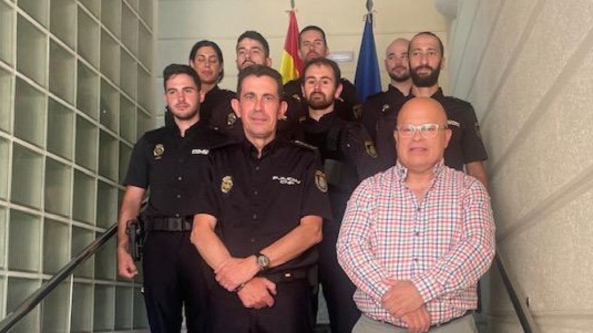 Foto de los policías en prácticas con el subdelegado del Gobierno. DL