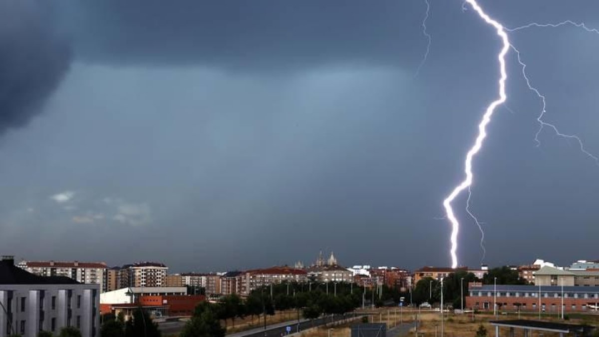 Imagen de una tormenta sobre la ciudad de León
