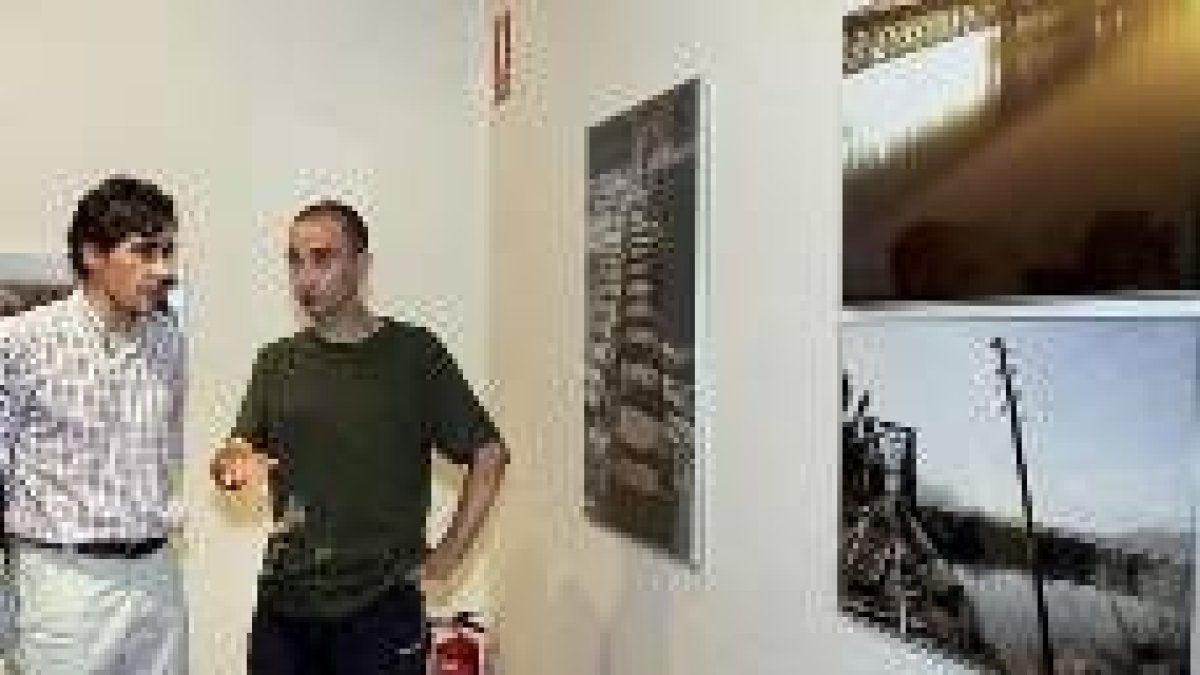 Dos de los fotógrafos durante la inauguración en Zamora de la exposición acerca del río Duero