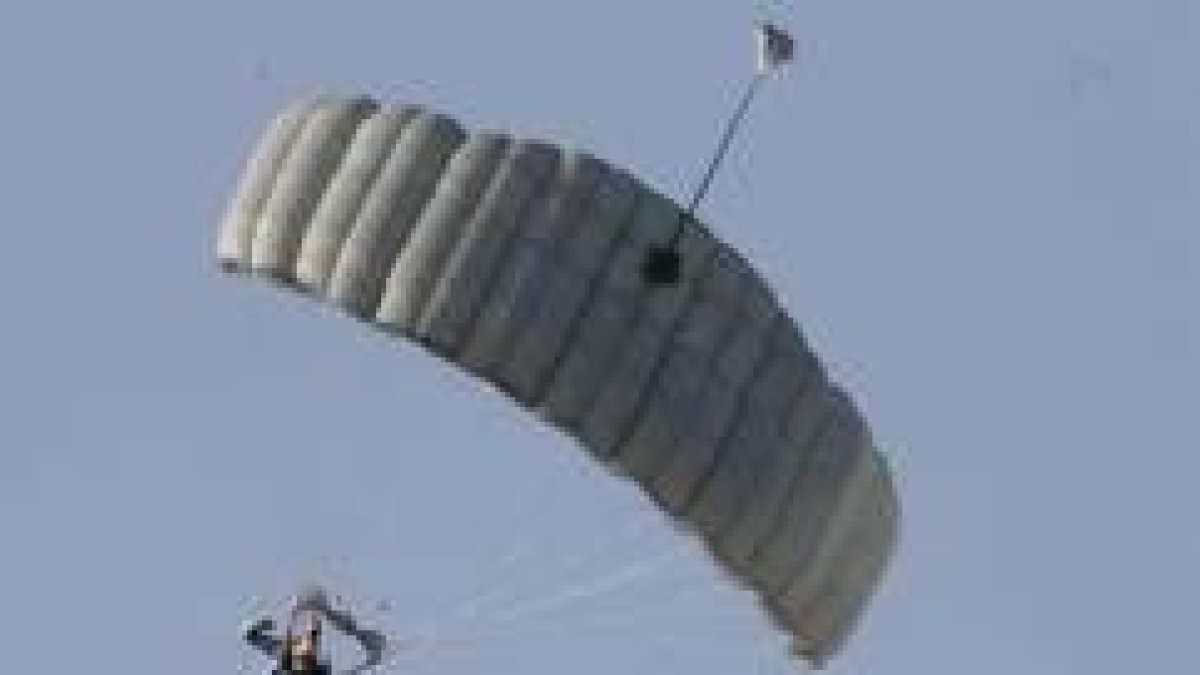 Uno de los participantes en el campeonato realiza una prueba de formación y caída libre