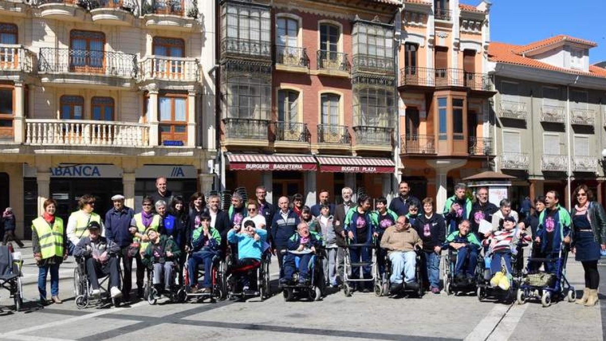 Personal del Ayuntamiento y usuarios de la AFA y el Valle participan en la marcha. RUBÉN PRIETO