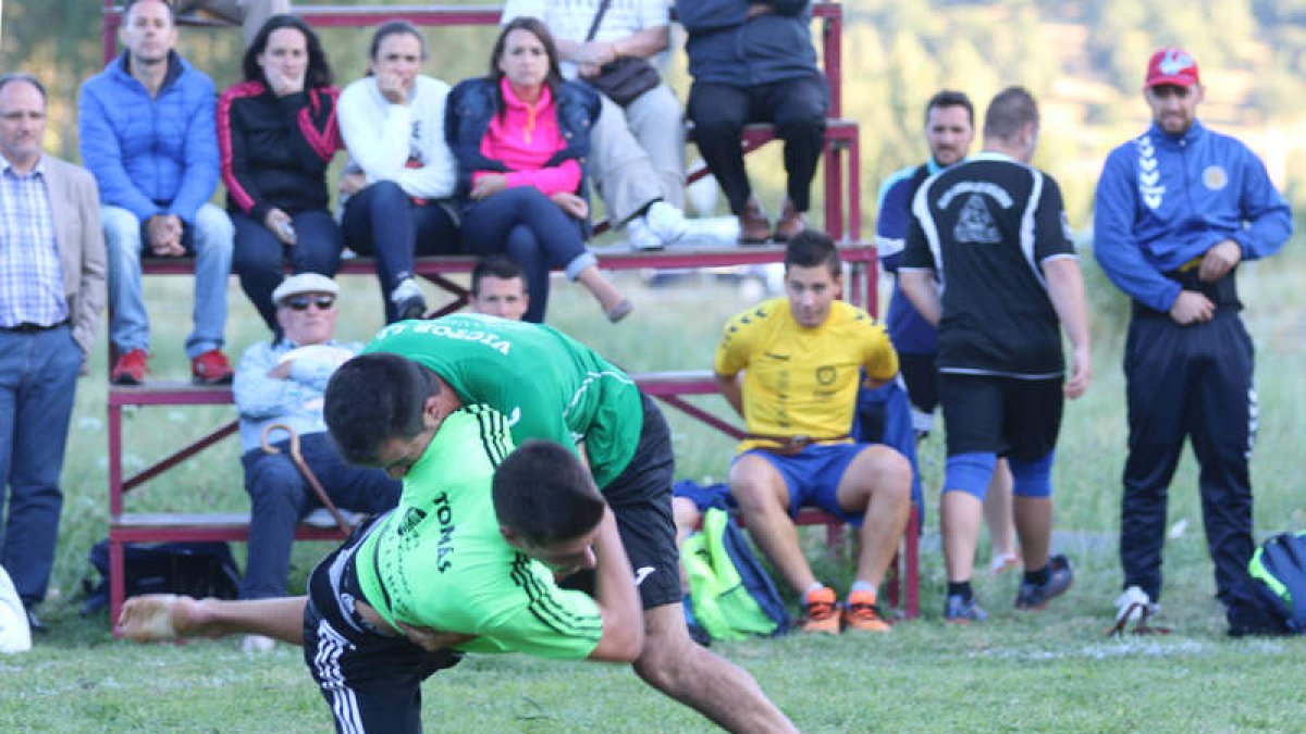 Víctor Llamazares no falló en su corro: tras combate inicial ganado a Moisés, final con Tomás.