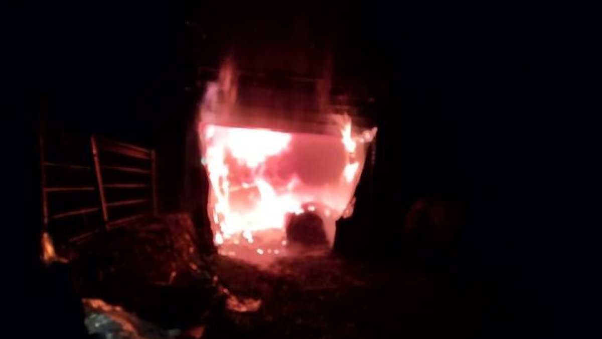 Incendio de una nave ganadera en Babia. DL
