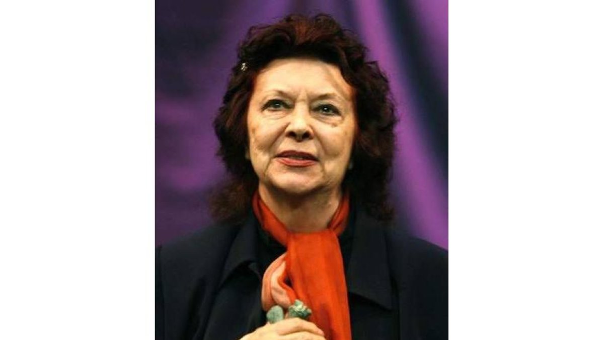 María Asquerino con uno de sus premios teatrales.