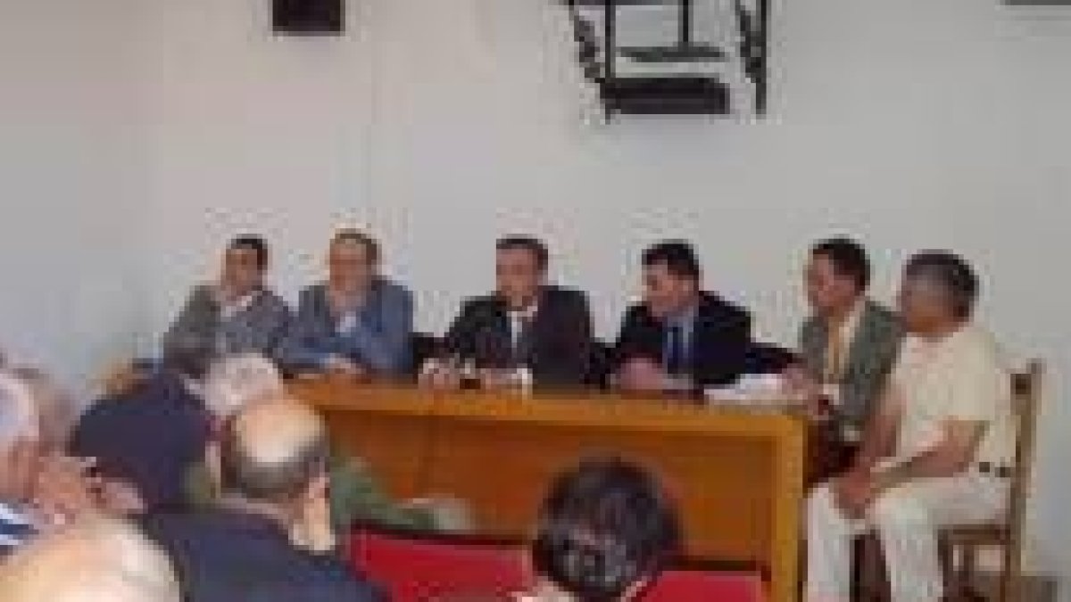 El alcalde y miembros de la Junta se reunieron con los regantes