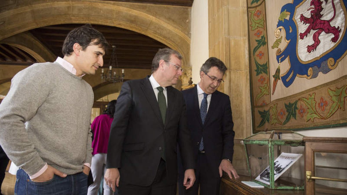 Victor Miguélez, propietario de la colección, Silván y Martínez Majo contemplan la urna. FERNANDO OTERO PERANDONES