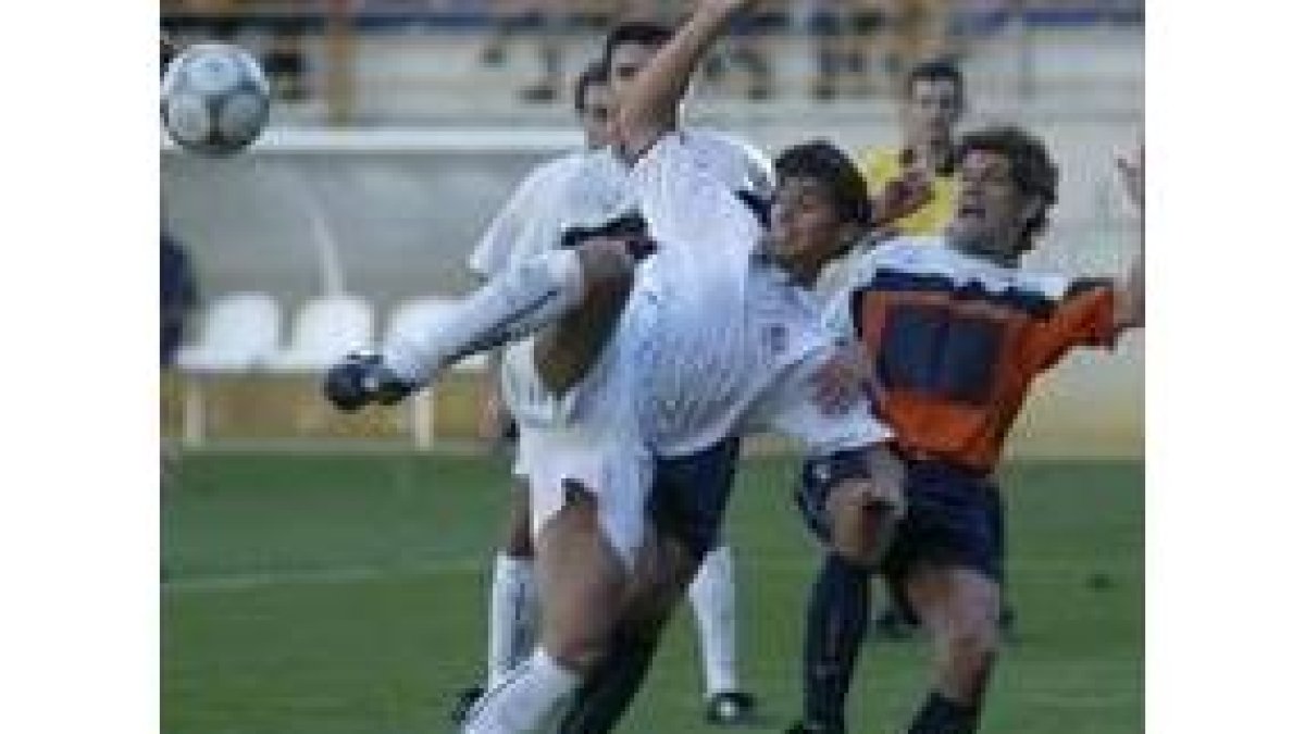 Adriano encontró puerta por primera vez en la temporada, con el segundo gol del equipo leonés
