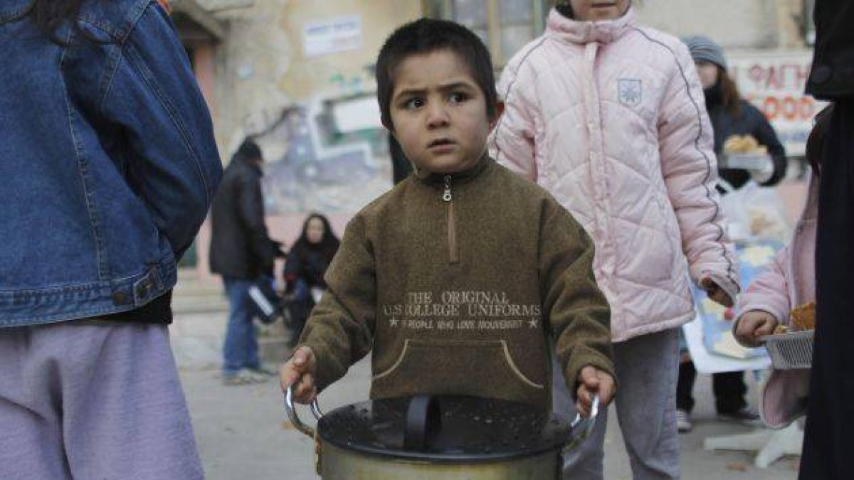 Un niño, en un centro de beneficencia del centro de Grecia.