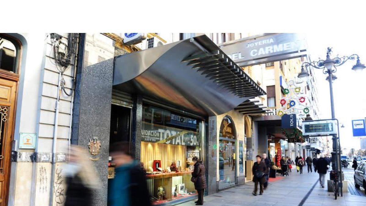 Imagen exterior de la Joyería del Carmen que mañana cierra sus puertas para siempre. SECUNDINO PÉREZ