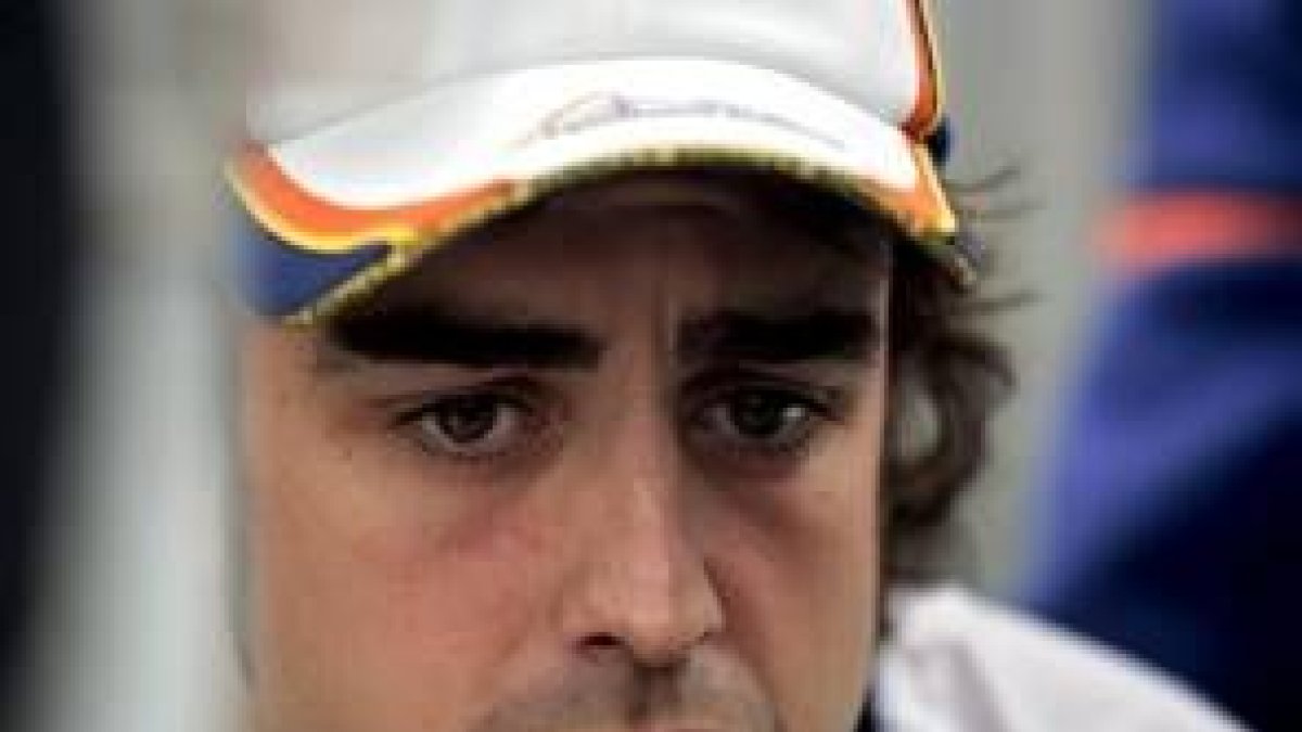 El piloto español Fernando Alonso (Renault), en el box durante una sesión de entrenamientos