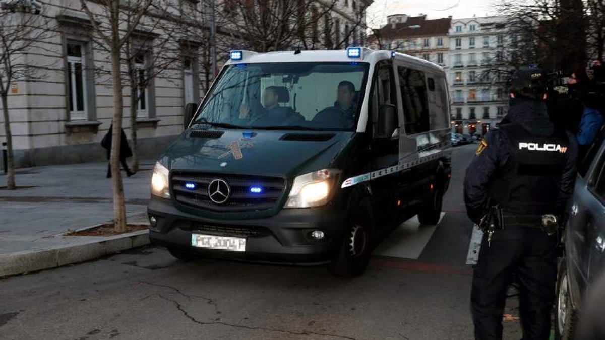 Llegada del furgón policial al Supremo en el que fueron trasladados los tres encarcelados. F. ALVARADO