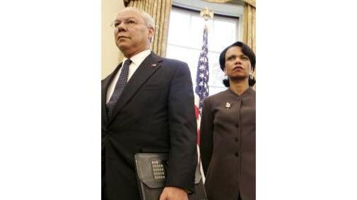 Colin Powell junto a Condoleezza Rice, ayer, en la Casa Blanca