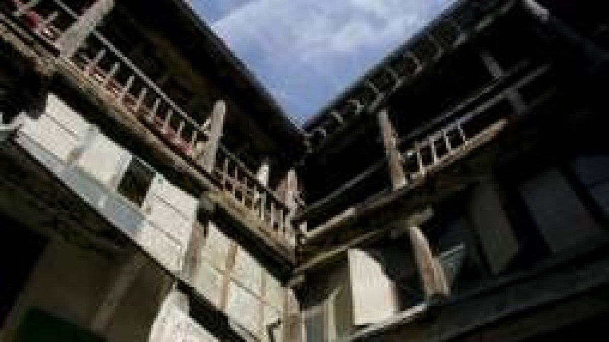 Imagen del claustro del palacio del Conde Luna