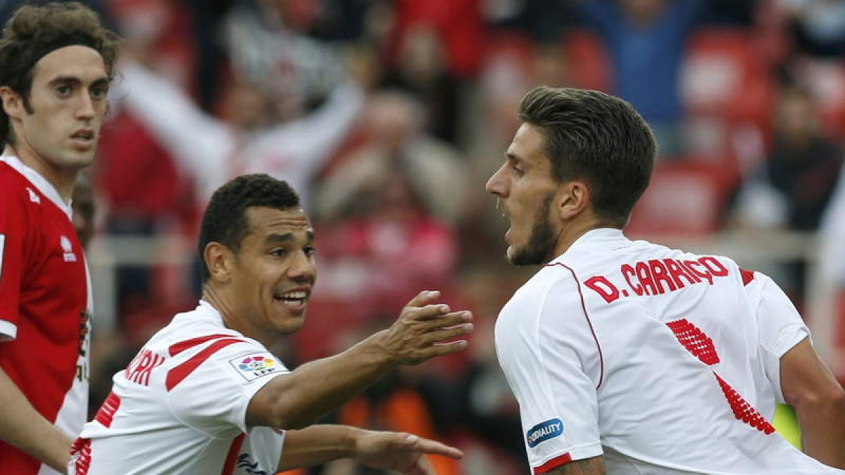 Carriço celebra con su compañero Kolodziejczak el gol marcado al Rayo Vallecano.