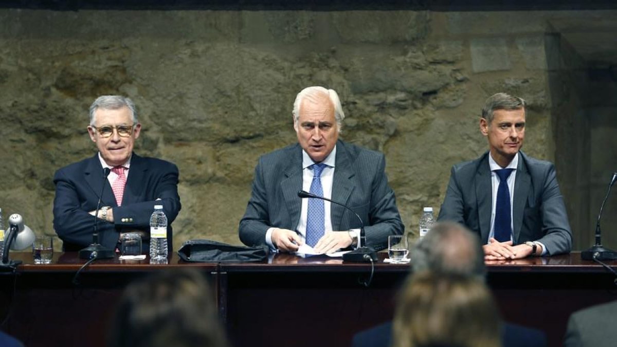 El presidente del Tribunal Superior de Justicia de Castilla y León (TSJCyL), José Luis Concepción. Tras él, los presidentes del Tribunar Superior de Justicia de Asturias y Cantabria, Ignacio Vidau (I) y José Luis López (D).