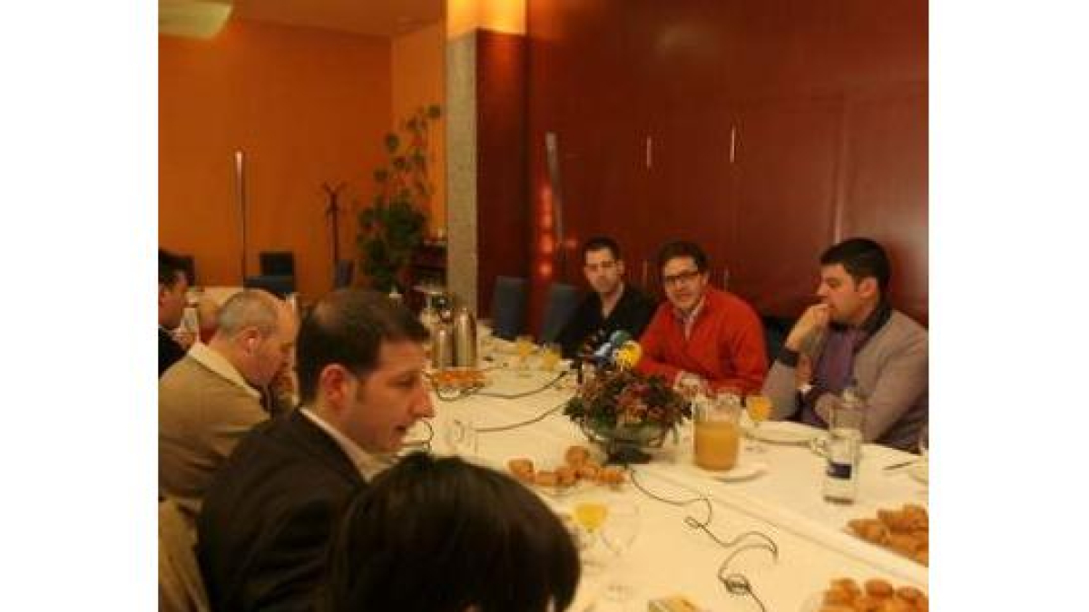 Los ediles del PP, al fondo, en el almuerzo con periodistas.