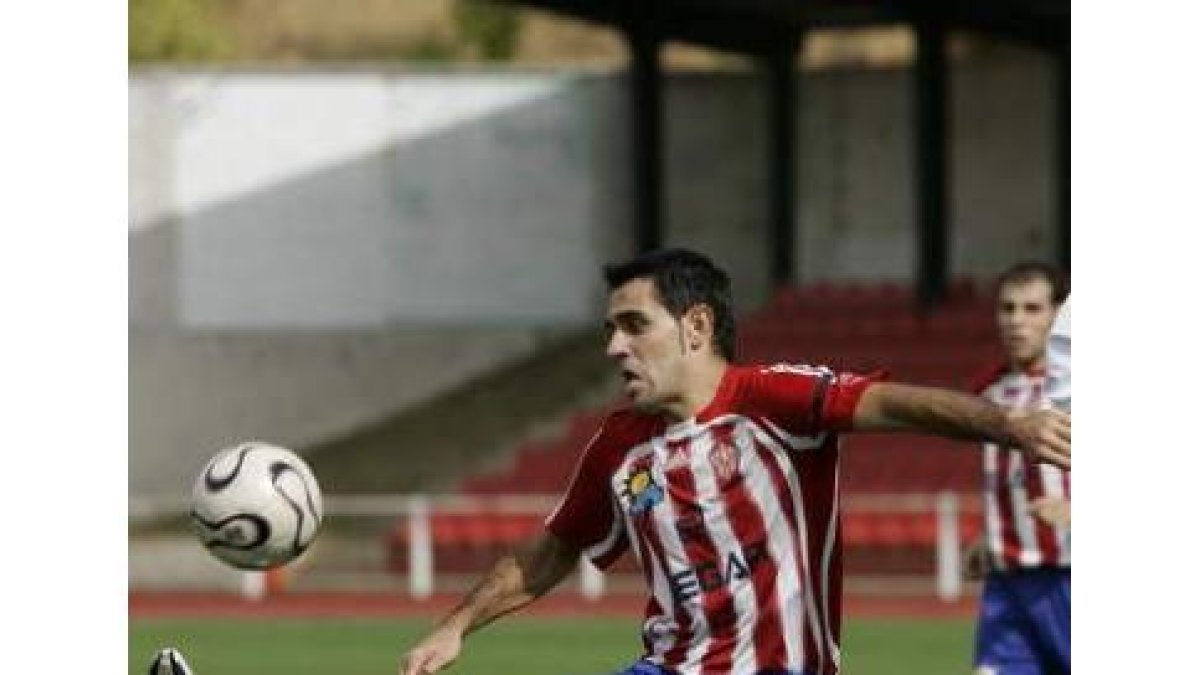 Puente envió un penalti al poste de la meta astorgana.