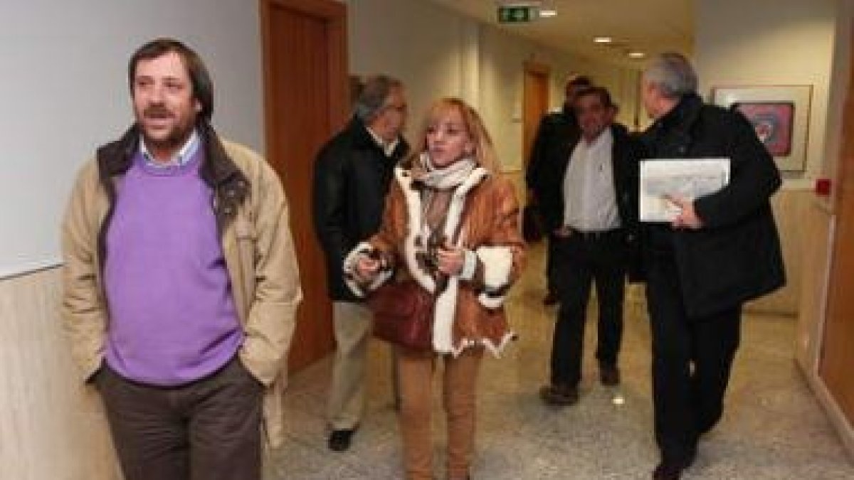 Carrasco, en el centro, a su llegada al comité de campaña celebrado ayer.