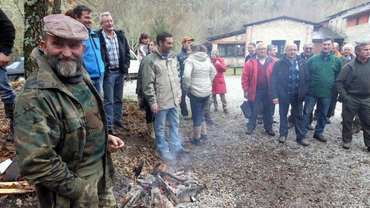 Los vecinos de San Fiz do Seo, concentrados ayer en contra de la creación de un salto de agua en el Valle do Seo.