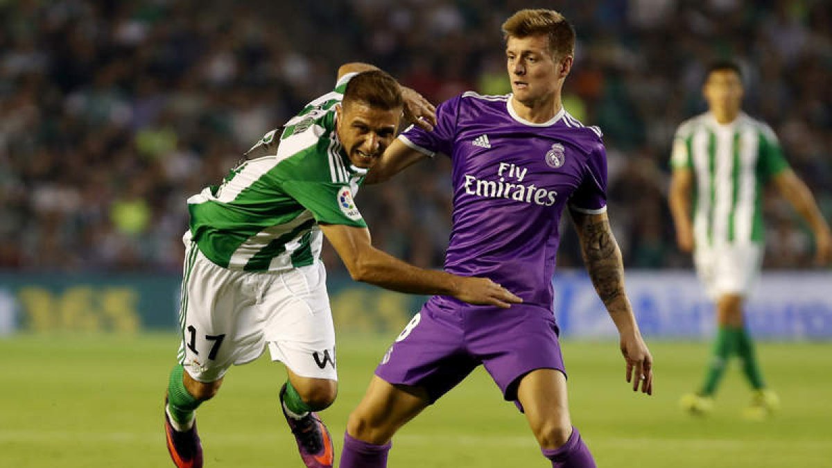 Toni Kroos regatea a Joaquín durante el Betis-Real Madrid de la última jornada. JULIO MUÑOZ