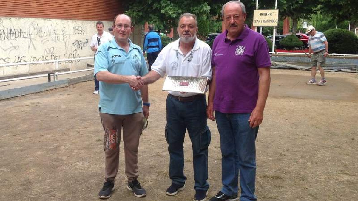Fernández recibe el trofeo de manos del delegado provincial. DL
